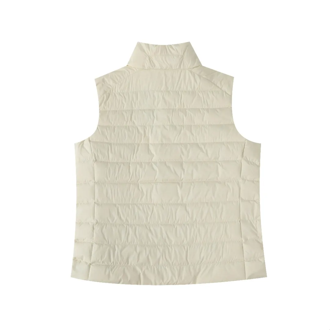 P370 #R55 Ralph Laura's classic thin down vest. The milky white color is really exciting at first sight. It's soft, waxy and white, instantly breaking the dullness of autumn and winter! Navy blue, retro college style soul, more special than black, more retro than white! It’s a bookish color! Pair it with a sweater or sweatshirt of the same color to complete the American retro feel! Classic, durable and elegant, it’s a style you can’t go wrong with if you close your eyes! The classic black cool and versatile king, the anchor of your wardrobe! Invincible slimming! Super versatile! The scheming version will look good on whoever wears it! Small sisters can wear it to show off their proportions without weighing them down ~ Even fat sisters can wear it with confidence, and the effect of hiding body fat is great! The inside is also very durable: 90% high-quality white duck down, 150g filling, the key is to be light and warm! It’s not burdensome to wear at all~ The inside is also treated with anti-slip velvet treatment, and the details are perfect! The classic pony logo is the finishing touch and adds a sense of sophistication. This winter, it can really make you warm and beautiful!  Color: Creamy White Black Navy Size: S M L XL Length: 63 64 65 66 Bust: 110 114 118 122 Shoulder Width: 41 42 43 44